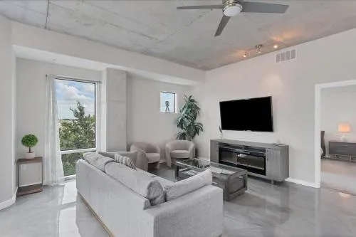 Modern 3 bedroom condo in downtown w free parking photo 2