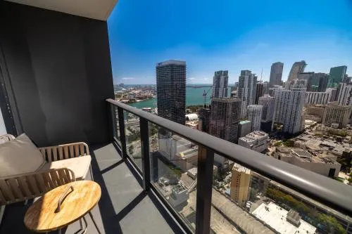 Modern Studio Apartment with Full Kitchen and Skyline Views photo 2