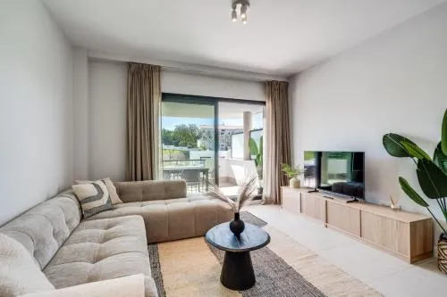 Ultimate Rentals - Aranya - Stylish 2BR Apartment With Pool View photo 2