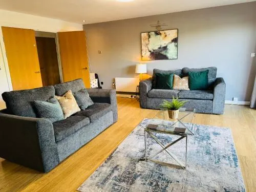 Stylish 2 Bed Apt with River Views & Parking - City Centre & Bay photo 2