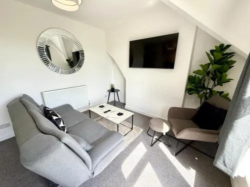 City Centre Embankment View Apartment Sleeps 3 photo 2