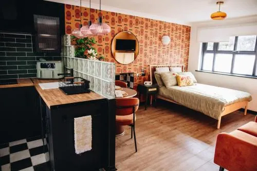 70s Hideaway Guest Studio for 2 I Private I Self Contained I Near Cardiff photo 2