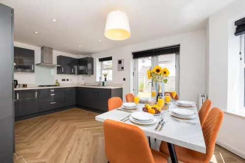 Large Modern Home, Free Parking, Families and Contractors Welcome photo 2
