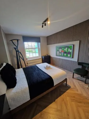stylish bedroom ZONE 1 photo 2