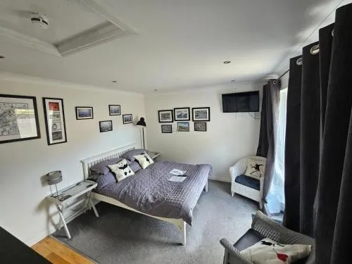Modern immaculate studio with AC & parking, outside the CAZ photo 2