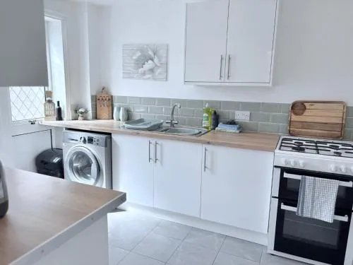 Hillrise - 3 bedroom house with garden photo 2