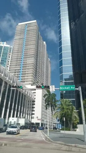 Stunning view from 42nd floor, Brickell-Miami financial district free self-parking spot, sleeps 4 photo 2