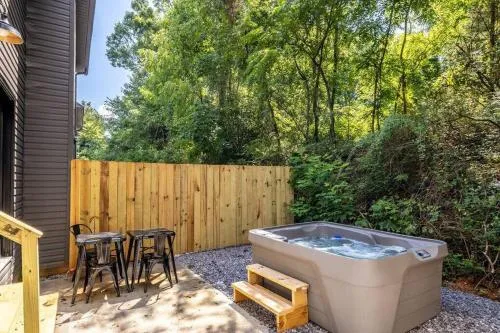 Serene Retreat Private Hot Tub and Arcade photo 2