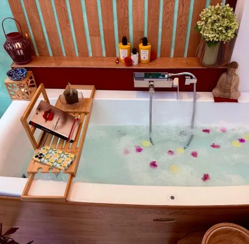 Midorigami Jacuzzi suite Spanish Steps apt photo 2