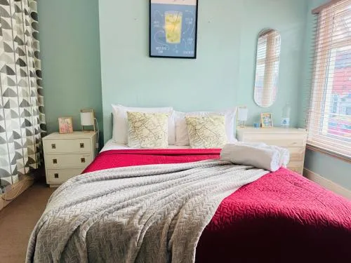 2 BED home in Birmingham Contractors free parking and fast Wi-Fi photo 2