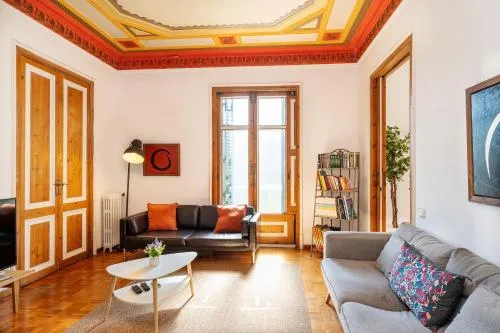 Apartamento Modernista 230 m - 7 Hab - Gran Vía Eixample - Grupos 13 pax- 4 baños- 8min a pie Passeig Gràcia photo 2