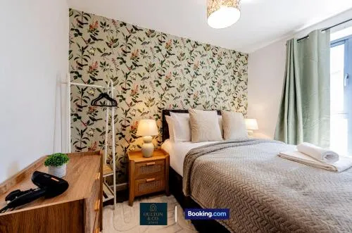 Spacious 5-Bed House with a Hot Tub Sleeps 10 photo 2