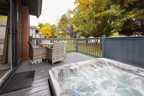 Fir Tree Lodge with Hot Tub photo 2