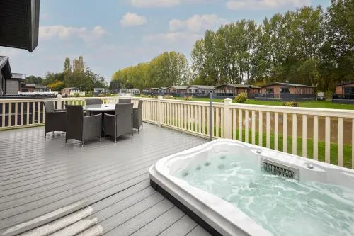 Waters Edge Lodge with Hot Tub photo 2
