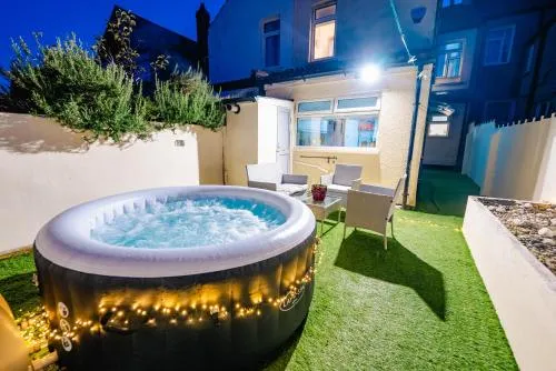 4BR 2Bath Home -Hot Tub, Free Parking & Games Room photo 2