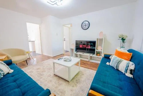 6 BR House with Free Parking, Garden & Fast WiFi photo 2