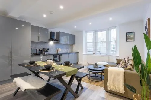 Stylish Central 3BR 2 En-suites Sleeps 6 photo 2
