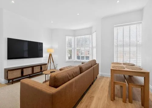 Stunning 2 Bedroom Apartments - City Centre Location, Free WiFi, Free Parking, Spacious Accommodation, Comfort and Style, Freshly Rennovated photo 2