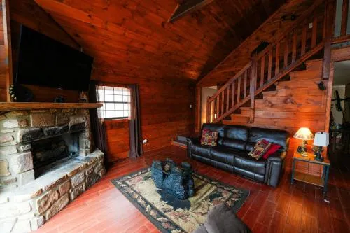 The Bearfoot Cabin! Ideally located, decorated for Christmas, Fireplace, Game Room! photo 2