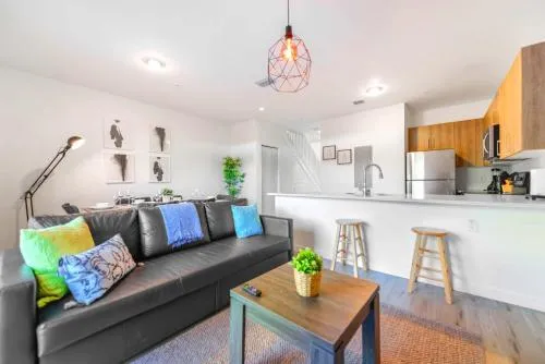 Spacious Townhouse W Free Parking photo 2