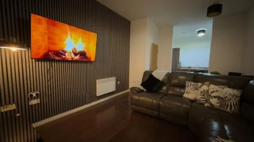 24-7 Secure City Centre Apartment with Parking for Families & Contractors photo 2