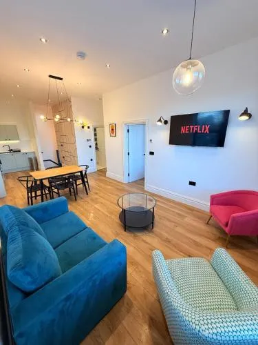 Central - Free parking- Sleeps 6 - Stylish Apt photo 2