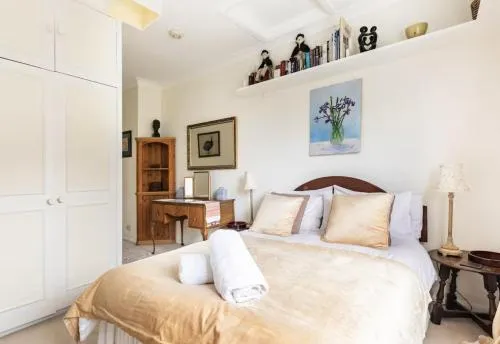 Double bedroom in homely, 5 bedroom family house by the river in Fulham photo 2