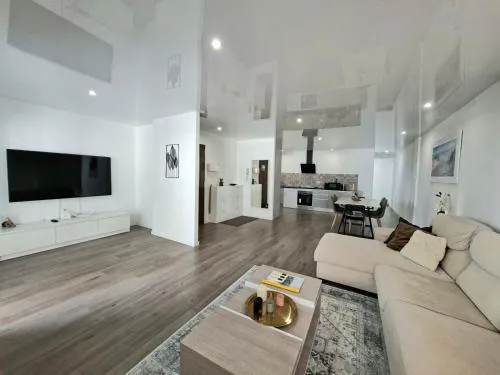 Spacious 3BR Apartment with Terrace 300m Beach PMT13 photo 2