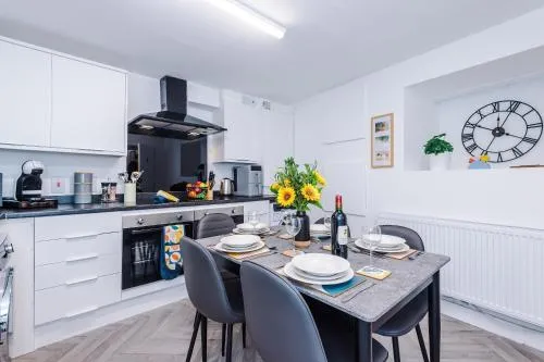 Modern 6 Bed House with Ensuites by 53 Degrees Property, Perfect for Business and Groups photo 2