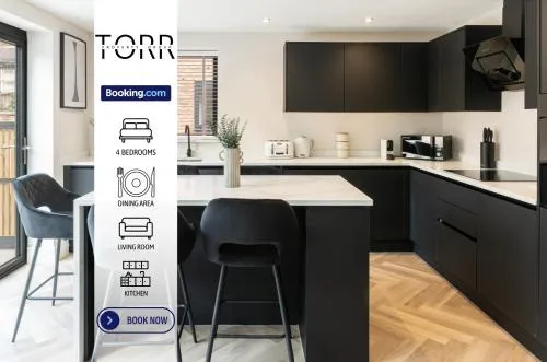 Luxury 4BDR House By Torr Property Group Contractors Accommodation With Free Gated Secure Parking & Private Patio Garden Liverpool photo 2