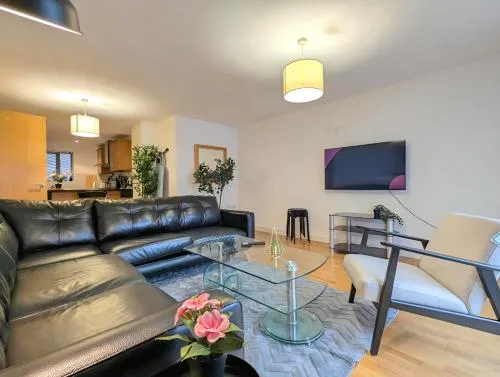 Spacious 2-Bedroom Apt in Heart of City Centre photo 2
