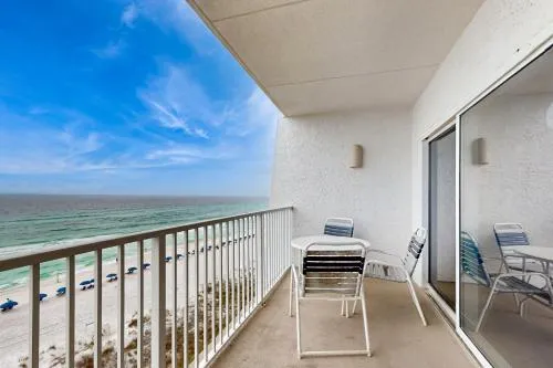 Sixth-Floor Oceanfront Condo with washer&dryer Central AC pool photo 2