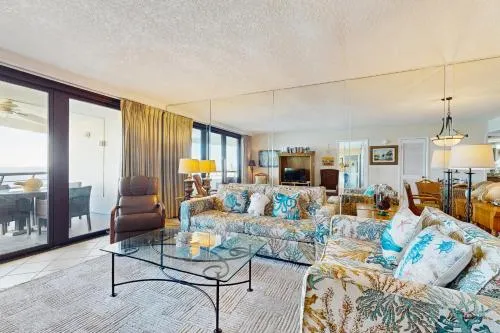 Gulf-view resort condo with pools hot tubs balcony WiFi W&D & AC photo 2