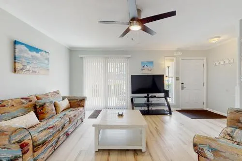 2-story townhouse with 2 balconies & patios pool access fast WiFi AC photo 2