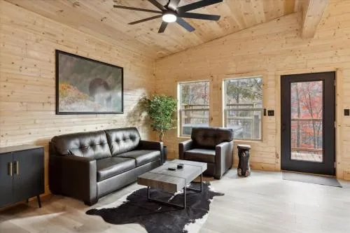 Green & Black Bear Cabins By Beyond Expectations photo 2