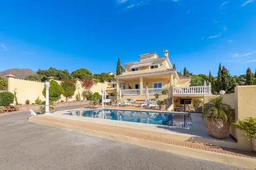 Coastal Getaway in Sunny Villa Roca Estepona photo 2