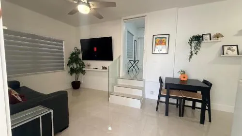 Comfortable modern apartment- central location. photo 2