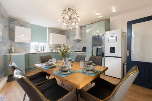 Warden Home-9 Guests-4 bedrooms-Near Etihad Stadium & CO-OP Arena - near Train Station & Bus Station photo 2