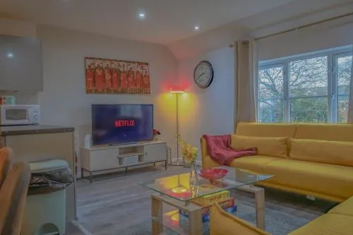 2BR Detached Home with Free Parking, Fast WiFi & Dart Board photo 2