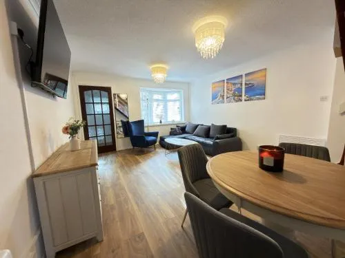 Modern 2BR Near City Centre -free Parking-Garden 6-8 photo 2