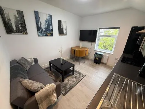 Sleek 1BR Flat Perfect Getaway For Contractors Or Couples photo 2