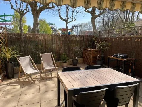 T1 Familial avec Terrasse, Piscine, Plage à 6 Min à Pied et Aqualand à 2 Min photo 2
