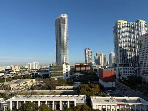 Modern Brickell Apartment Free Parking Pool and Gym photo 2