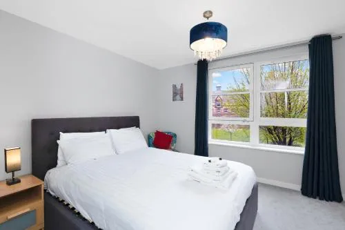 Spacious 4BR City Centre Apartment w/ Free Parking photo 2