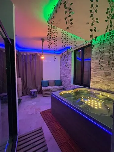Love room - Jacuzzi - Netflix - Clim - 3min train station photo 2