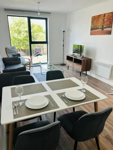 Modern 2BR Sleeps 4 Easy Access to City Centre photo 2