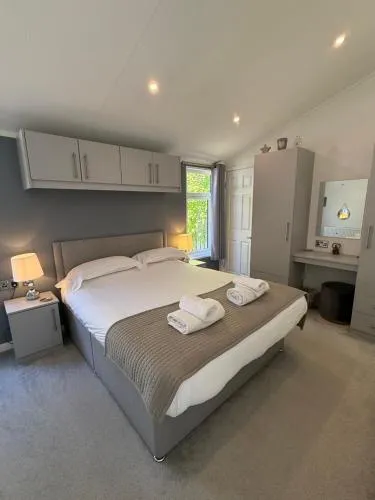 Fox Lodge at Owlet Hideaway - with Hot Tub, Near York photo 2