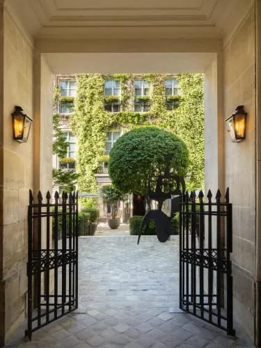 Le Pavillon de la Reine & Spa, Place des Vosges photo 2