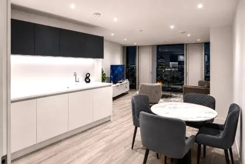 Modern 2 Bed Penthouse with Stunning views in Manchester City Center photo 2