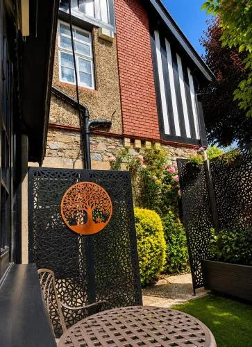 Cosy boutique retreat, courtyard & free parking photo 2